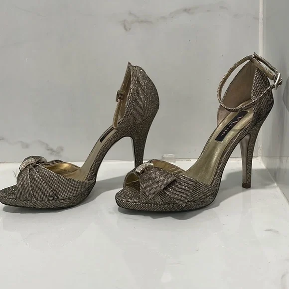 Sparkly Gold and Black Pumps - Picture 8 of 10